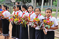 村の小学生が総出で自分で摘んできた花束を手に出迎えてくれました